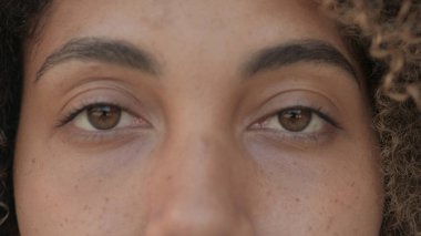 Afrikalı Kadının Göz Kırpan Gözü Kameraya Bakıyor