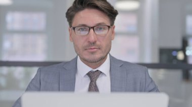 Bilgisayarlı Orta Çağ İşadamının Kapanışı Kameraya Bakıyor