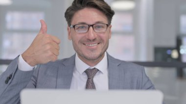 Bilgisayarlı Orta Çağ İşadamının Kapanışı Başparmakları Gösteriyor