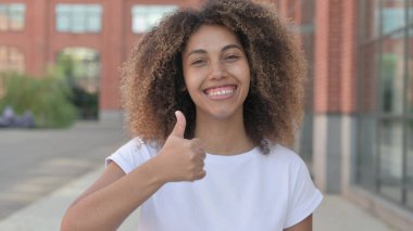 Genç Afrikalı Kadın Başparmaklarını Gösteriyor