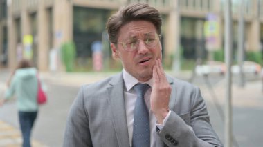 Orta Çağ İşadamı 'nın Diş Ağrısı, Cavity