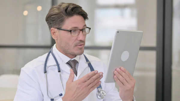 Retrato del Doctor haciendo Video Chat en Tableta Digital — Foto de Stock