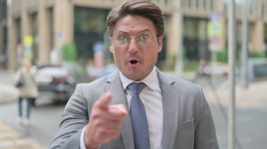 Orta Çağ İşadamı Kızgın ve Dışarıda Savaşıyor