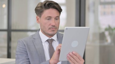 Ofiste Tablet kullanan Çekici Orta Çağ Adamı