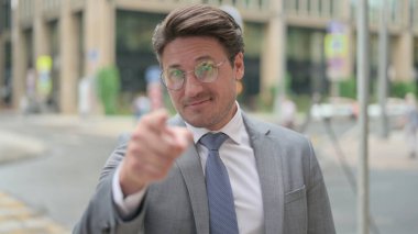 Orta Çağ İşadamı Kamerayı ve Davetiyeyi Gösteriyor