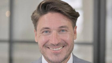 Kameraya gülümseyen Orta yaşlı adama yaklaş.