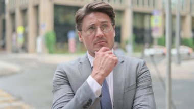 Düşünceli Orta Çağ İşadamı Düşünüyor, Fikir ediniyor