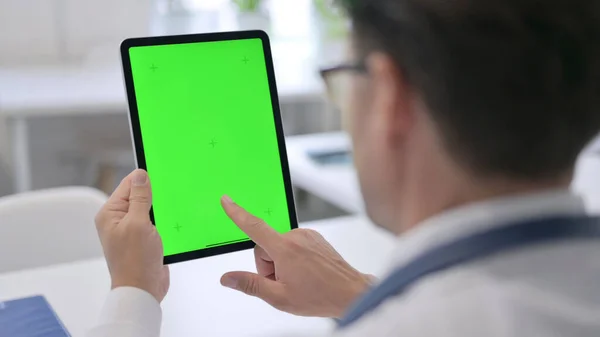 Doktor používající tabletu se zelenou obrazovkou — Stock fotografie