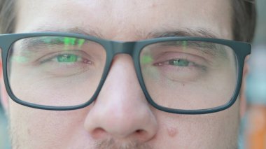 Kameraya Bakmanın Göz Kırpan Gözü 'nü kapat