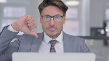 Bilgisayarlı Orta Çağ İşadamının Kapanışı Başparmaklarını Aşağı Gösteriyor