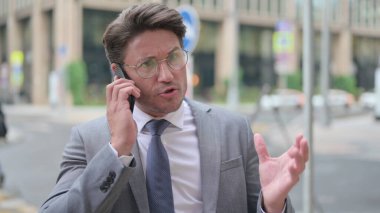 Orta Çağ İşadamı Akıllı Telefonla Öfkeyle Konuşuyor