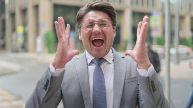 Orta Çağ İşadamı Çığlık atıyor, Dışarıda Bağırıyor