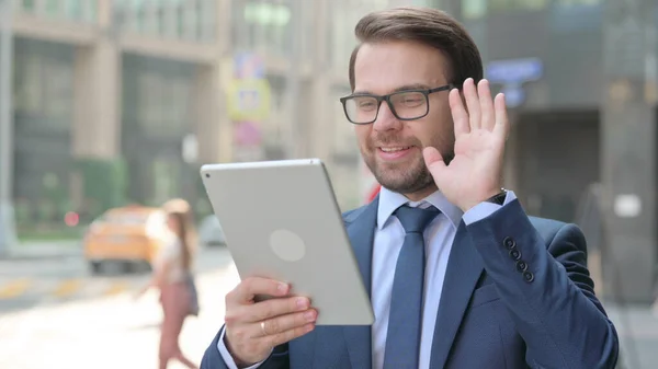 Ung affärsman talar på videosamtal på Tablet in Street — Stockfoto