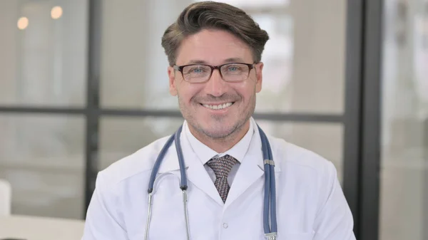 Portret van dokter glimlachend naar de camera — Stockfoto