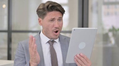 Orta Yaşlı Adam Ofiste Tablette Kayıp Var