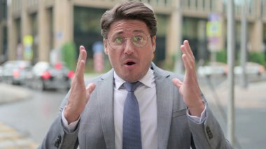 Orta Çağ İşadamı Başarısızlığa Tepki Veriyor, Açık Hava