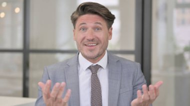 Çevrimiçi Görüntülü Konuşan Orta Yaşlı Adam