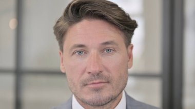 Kameraya bakan Orta yaşlı adama yaklaş.