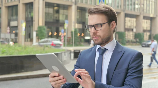 Ung affärsman blir arg på Call medan du går på gatan — Stockfoto