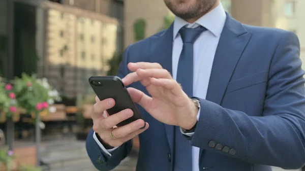 Χέρια Κοντινό πλάνο του νεαρού επιχειρηματία χρησιμοποιώντας Smartphone, ενώ το περπάτημα στην οδό — Φωτογραφία Αρχείου