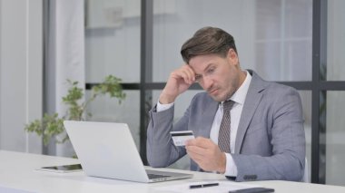 Ofisteki Dizüstü bilgisayarda Orta Yaşlı Adam Çevrimiçi Ödeme Başarısızlığı Yapıyor