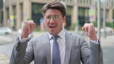 Heyecanlı Orta Çağ İş Adamı Açık havada Başarı Kutlaması