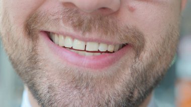 Genç İşadamının Gülen Yüzü 'ne yakın çekim