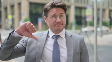 Orta Yaşlı Adam Dışarıda Başparmaklarını Gösteriyor