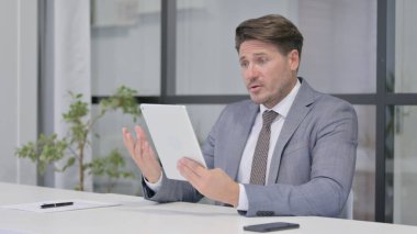 Orta Yaşlı Adam Ofisteki Tablet 'te Video Çağrısı Yapıyor