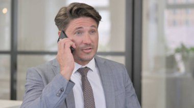 Telefonda konuşan adam orta yaşlı