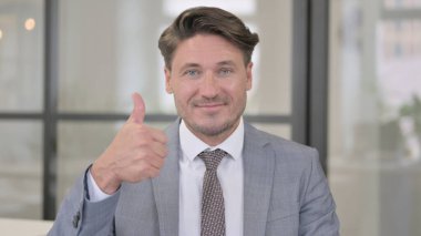 Orta Yaşlı Adam 'ın İşaretini Gösteren Portresi