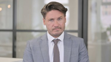 Orta Çağ 'ın Kafasını Sallayan Adamın Portresi İşaret Yok, İnkar