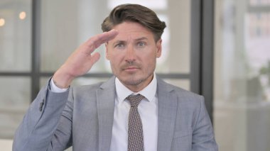 Orta yaşlı adamın portresi etrafa bakınıyor, aranıyor