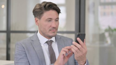 Akıllı telefon kullanan Orta Yaşlı Adam