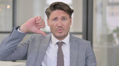 Orta Çağ Adamı 'nın Başparmaklarını Aşağı gösteren portresi