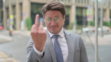 Saldırgan Orta Çağ İşadamı Orta Parmak Gösteriyor