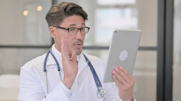 Doutor fazendo Video Chat em Tablet Digital — Fotografia de Stock