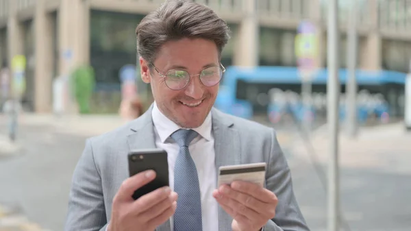 Outdoor-Geschäftsmann kauft online auf Smartphone ein — Stockfoto
