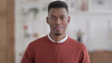 Afrikalı İşadamının portresi Zafer İşaretini Parmak ile Gösteriyor