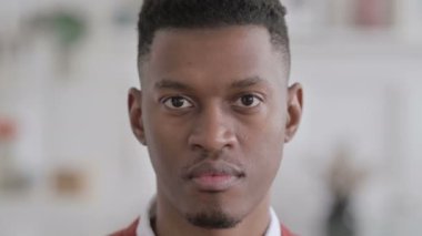 Afrikalı Adamın Yüzü Kameraya Bakıyor