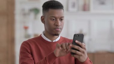 Smartphone kullanan Afrikalı İşadamının Portresi