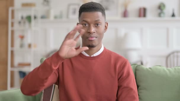Porträtt av afrikansk man vinka, Välkomnande — Stockvideo