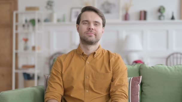 Portret van een jonge man in gesprek op video — Stockvideo