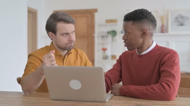 African Man and Young Man Συζητώντας Εργασία στο Laptop — Αρχείο Βίντεο