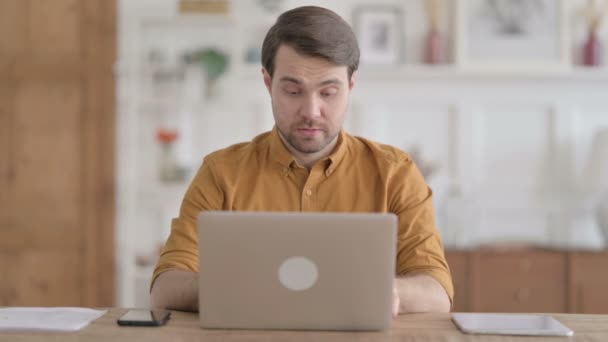 Jovem homem fechando laptop em pé, indo embora — Vídeo de Stock