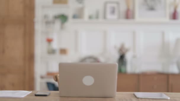 Молодой человек возвращается, открывая ноутбук в офисе — стоковое видео