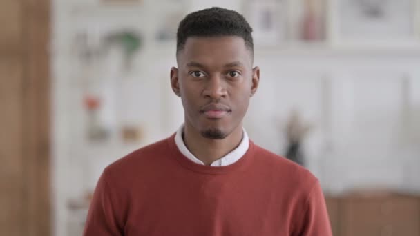 Retrato del hombre africano mostrando OK Sign at Home — Vídeos de Stock