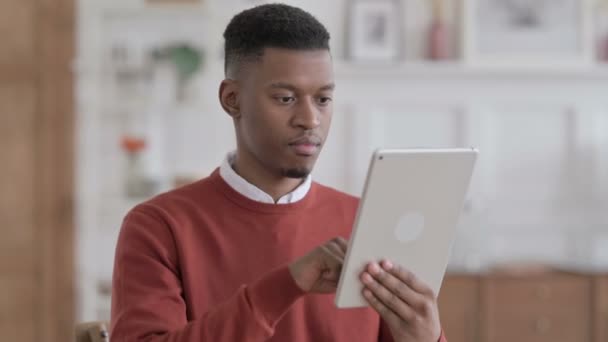 Retrato del atractivo empresario africano usando Tablet en Office — Vídeos de Stock