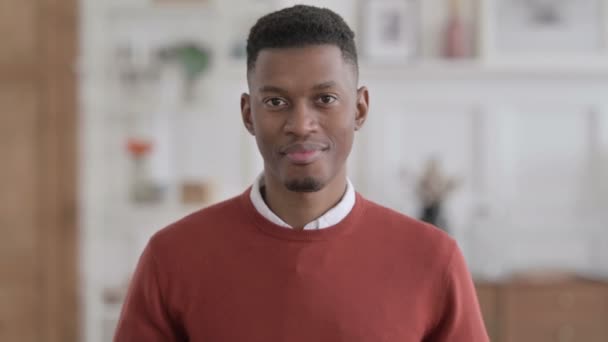 Porträtt Skott av lycklig afrikansk affärsman Clapping, applåderar — Stockvideo