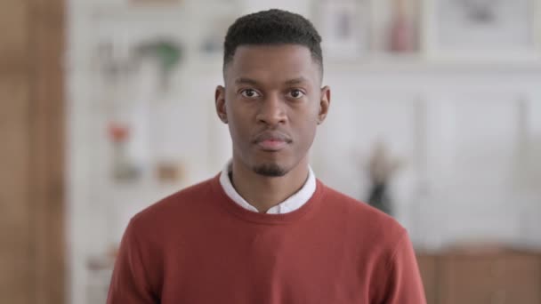 Retrato do homem africano mostrando polegares em casa — Vídeo de Stock